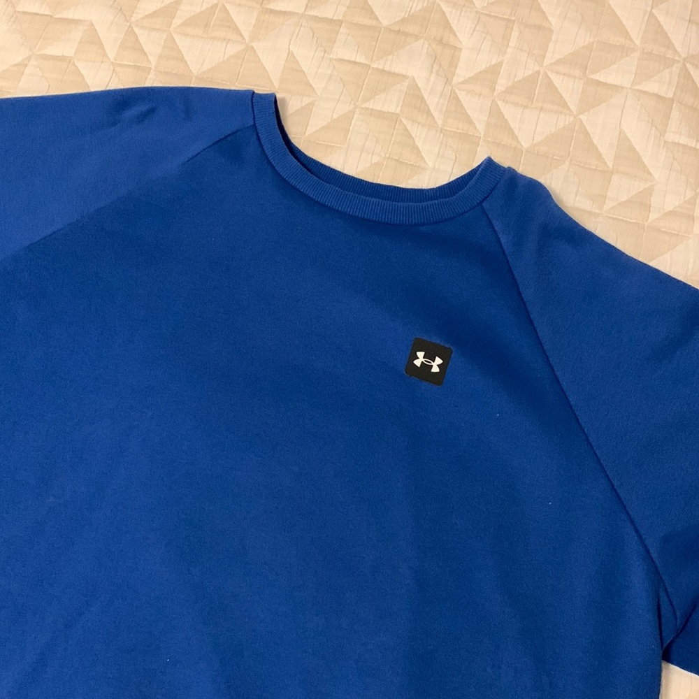 Under Armour pullover fleece. Royal blue. Ribbed collar, sleeve, & waist.